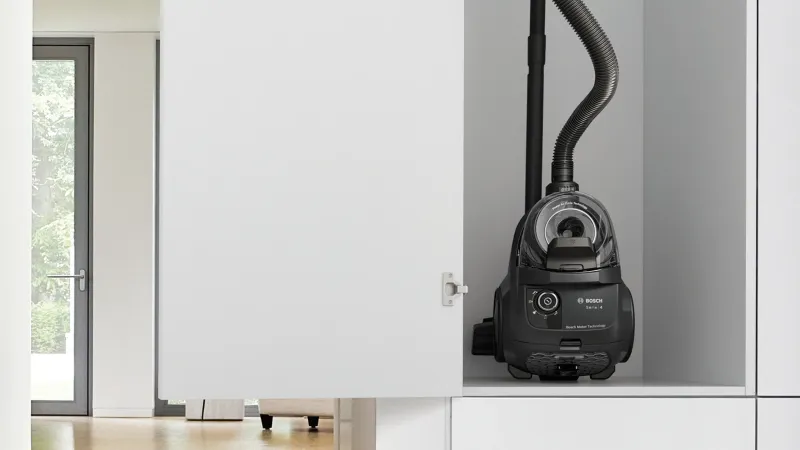 Bosch Serie 4 (bagless) vacuum cleaner — view 3